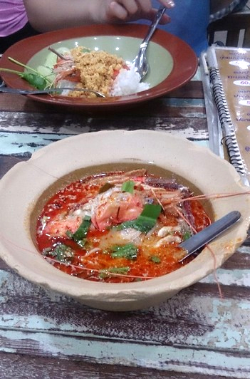 从冬阴功面、咖喱炒蟹到芒果大餐，还有“粉红海南鸡饭”，泰国曼谷十大必吃餐厅推荐