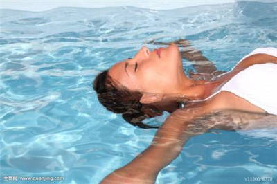 游泳怎么护理头发 游泳对头发伤害有多大