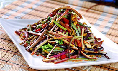凉拌蕨菜的做法 每到夏天必吃的凉拌蕨菜
