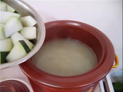 冬瓜薏米排骨汤的功效 夏日不可错过的祛暑败火汤