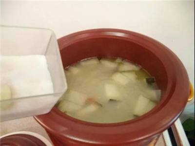 冬瓜薏米排骨汤的功效 夏日不可错过的祛暑败火汤